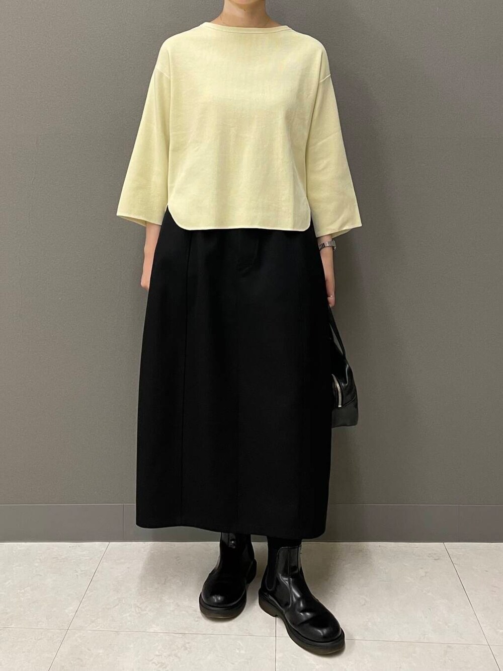 イエロー系のTシャツ/カットソーを着用したレディースの夏コーディネートの6枚目の写真