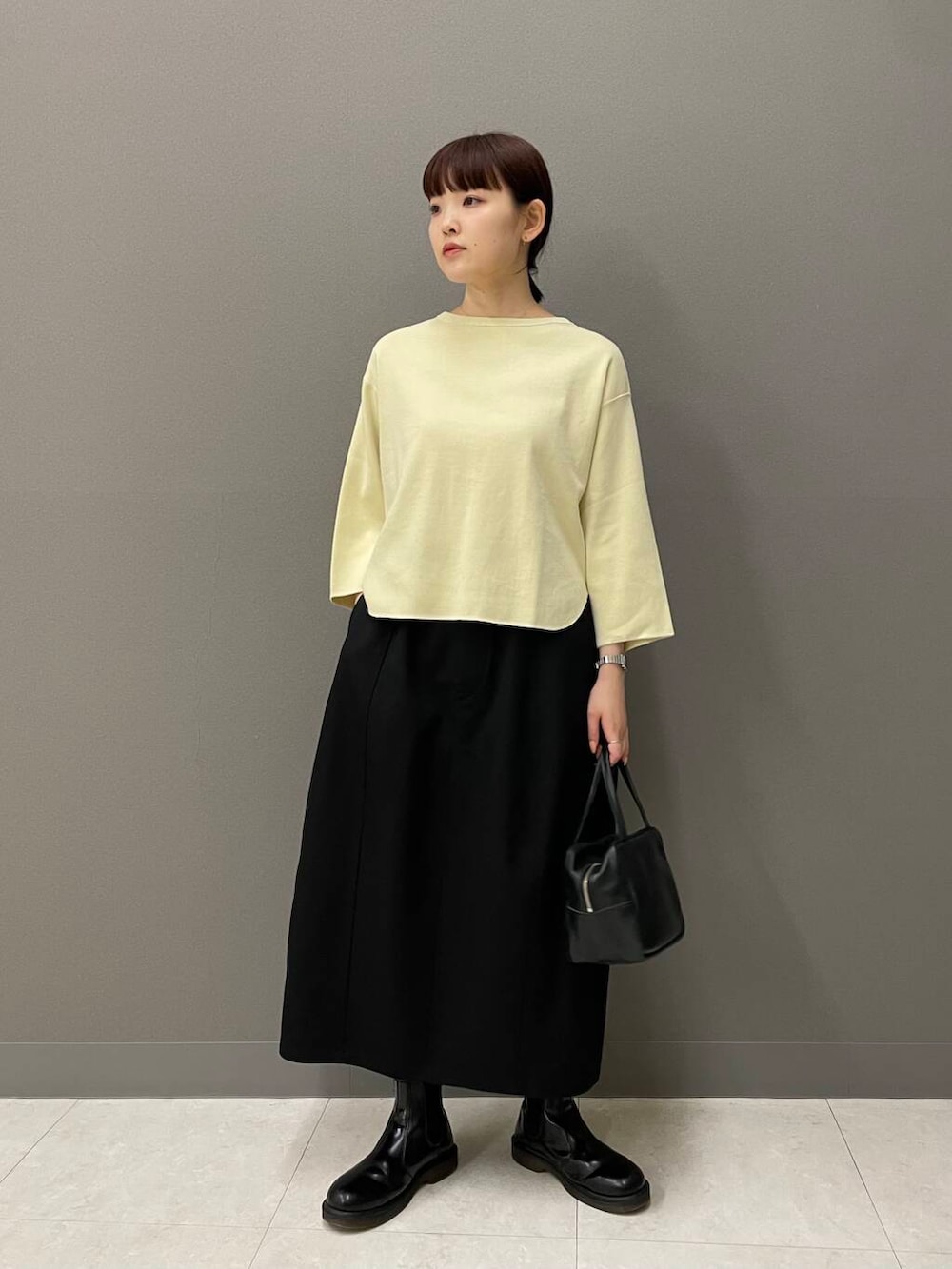 イエロー系のTシャツ/カットソーを着用したレディースの夏コーディネートの2枚目の写真