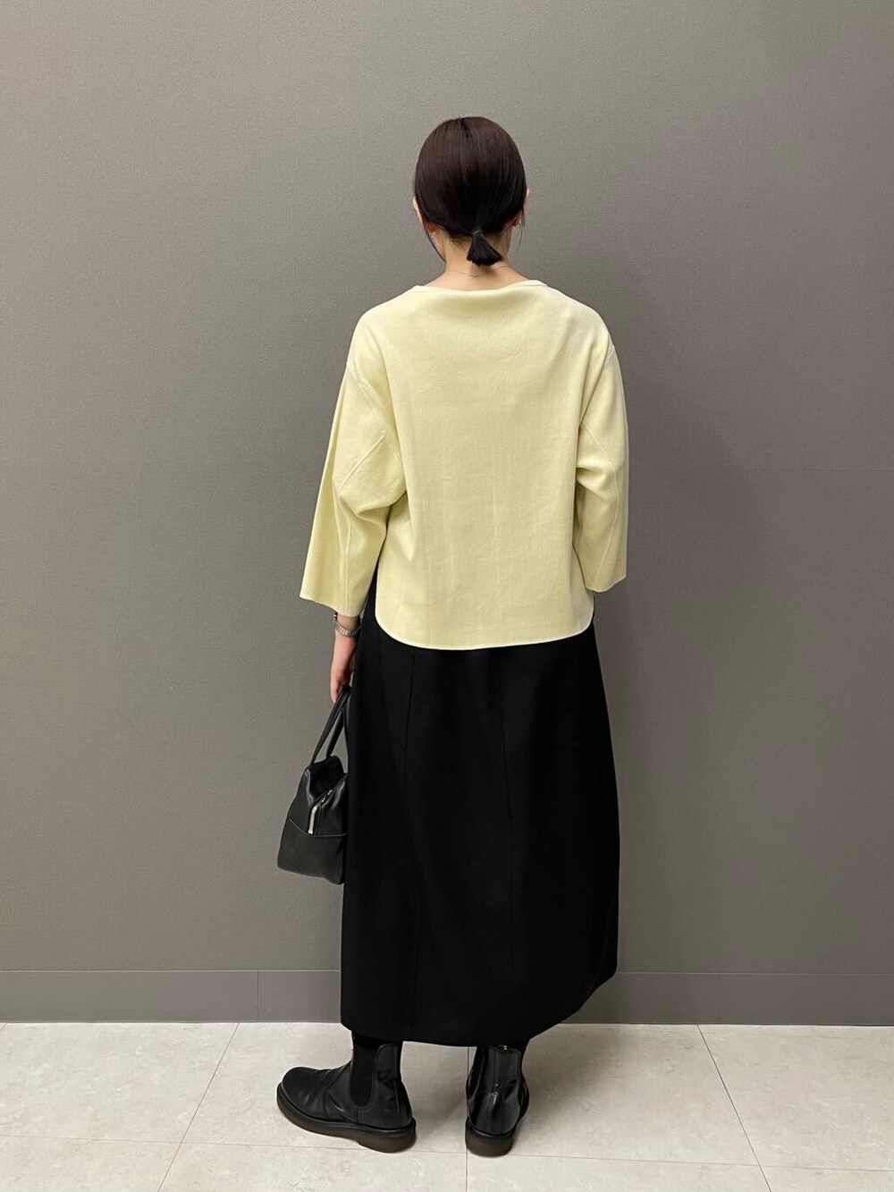 イエロー系のTシャツ/カットソーを着用したレディースの夏コーディネートの5枚目の写真