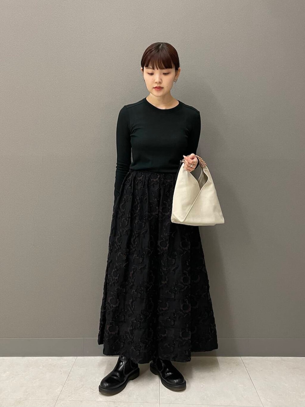 その他のスカート、ブラック系のTシャツ/カットソーを着用したレディースの夏コーディネートの2枚目の写真