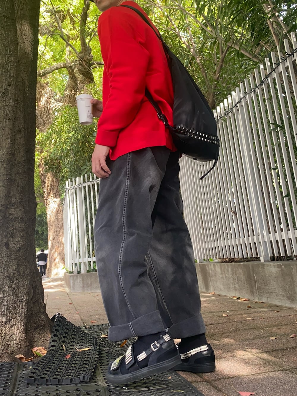「UNIQLOのアイテム（デニムパンツ、ブラック系）」を使った、さとしさん（メンズ・178cm）の冬コーディネートの2枚目の写真