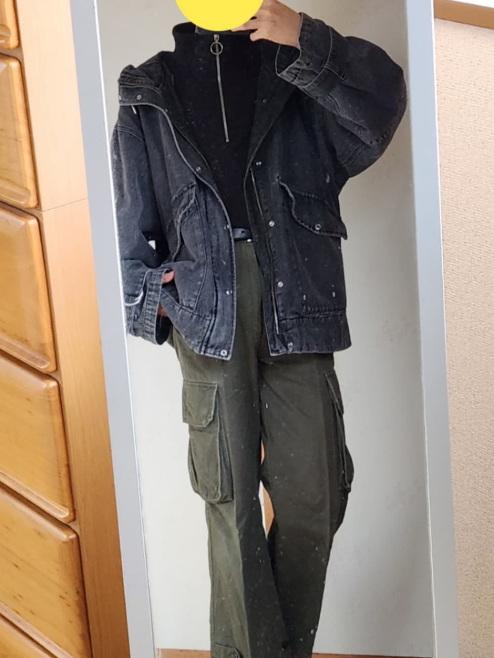 ブラック系のスウェット、ブラック系のマウンテンパーカー、グリーン系のカーゴパンツを着用したメンズの冬コーディネートの2枚目の写真