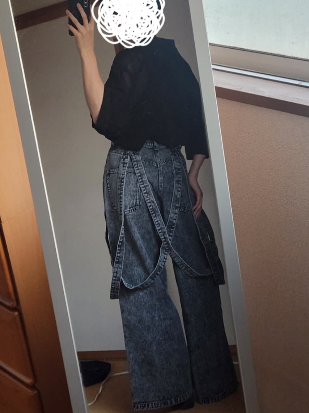 ブラック系のデニムパンツ、ブラック系のポロシャツ、ブラック系のタンクトップを着用したメンズの夏コーディネートの2枚目の写真