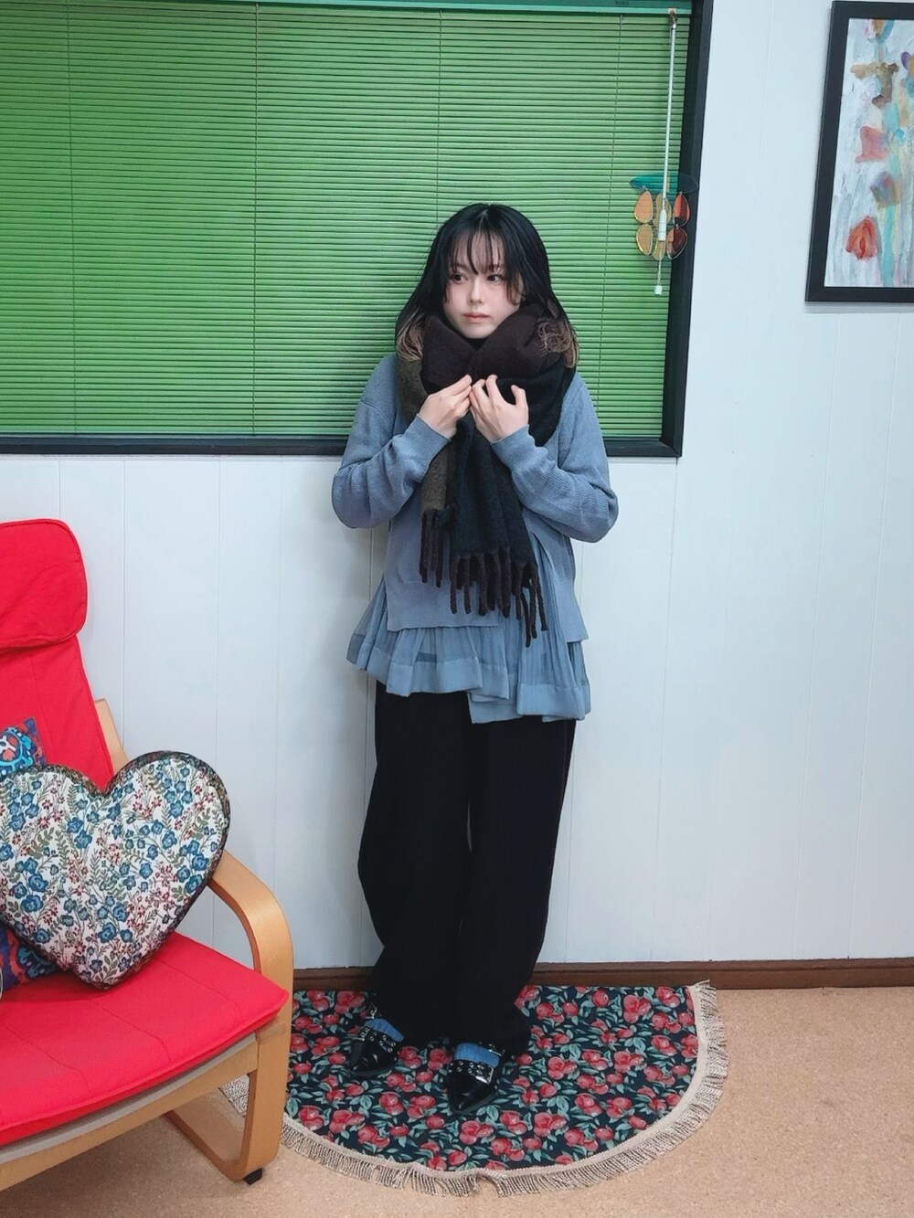 ブルー系のニット/セーター、ブラウン系のパンツ、ブラック系のパンプスを着用したレディースの冬コーディネートの2枚目の写真