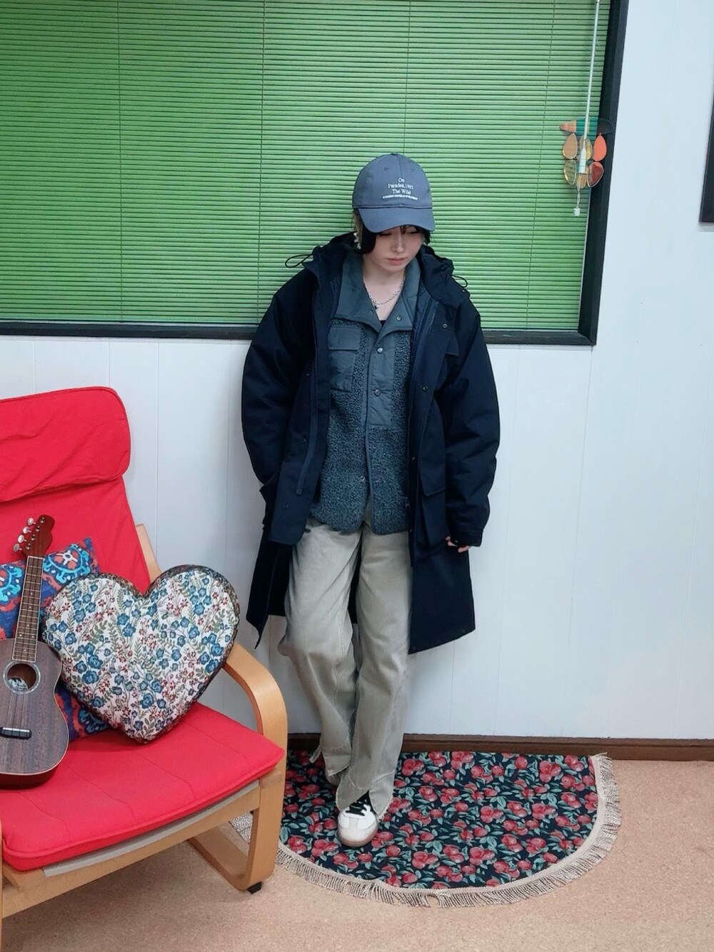 グレー系のカーディガン/ボレロ、ベージュ系のデニムパンツ、ベージュ系のスニーカーを着用したレディースの冬コーディネートの2枚目の写真