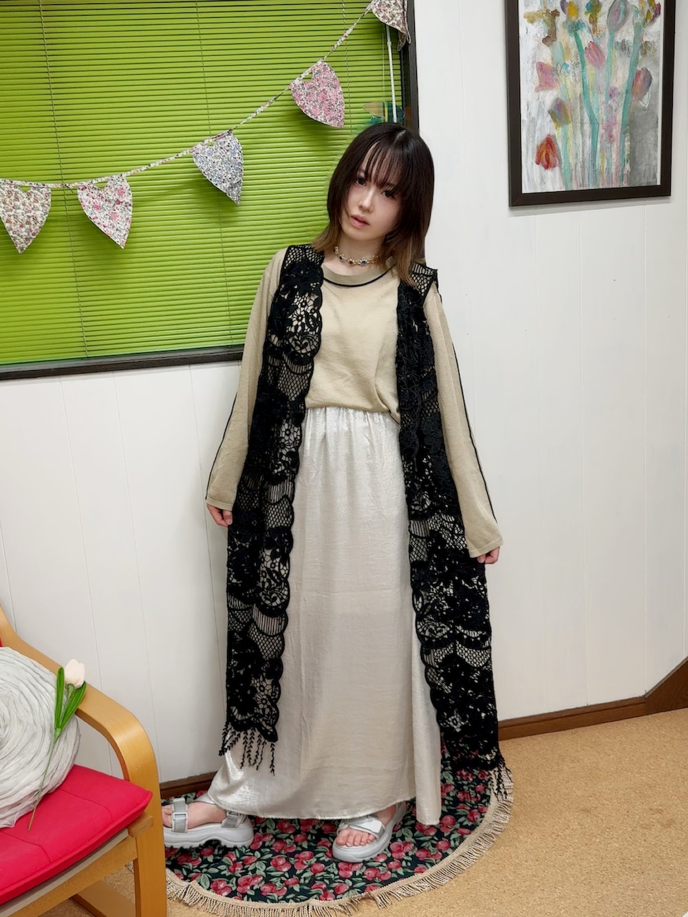 「夏ルックで気分アップ、オトナ女子、大人コーデ、お出かけコーデ、おしゃれさんと繋がりたい、ワントーンコーデ、ジレ、スカート、スポーツサンダル」｜「CIAOPANIC TYPYの配色ラインシアーチュニック（ニット/セーター、ベージュ系）」を使った、小都ミクさん（レディース・157cm）の夏コーディネートの3枚目の写真