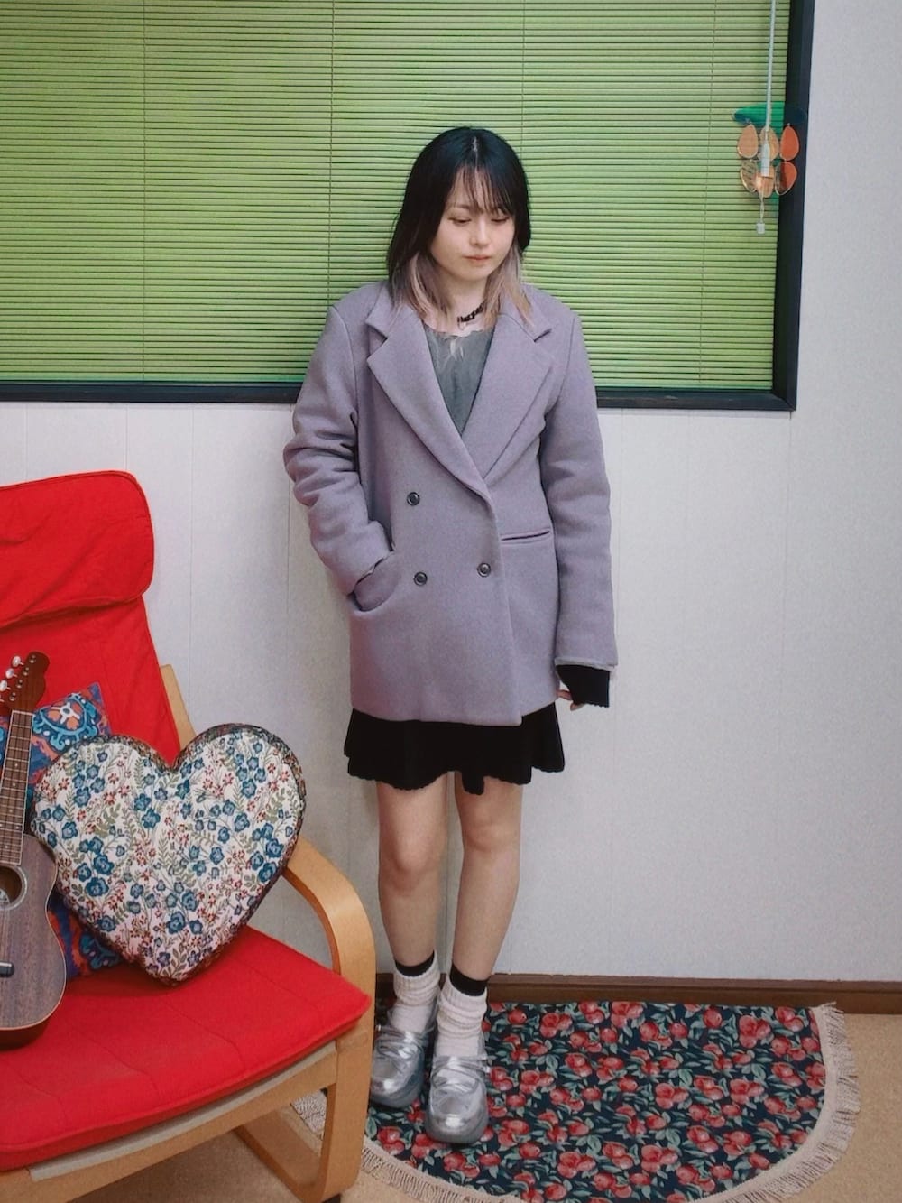 ピンク系のシャツ/ブラウス、ブラック系のワンピース、シルバー系のシューズを着用したレディースの冬コーディネートの2枚目の写真