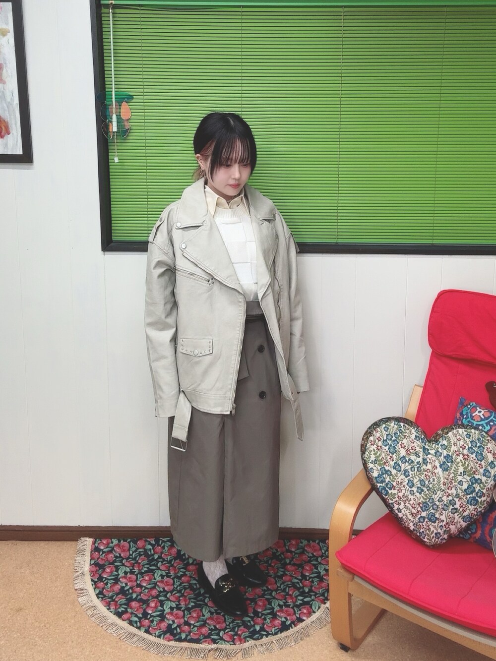 ホワイト系のシャツ/ブラウス、ホワイト系のベスト、グレー系のスカートを着用したレディースの秋コーディネートの2枚目の写真