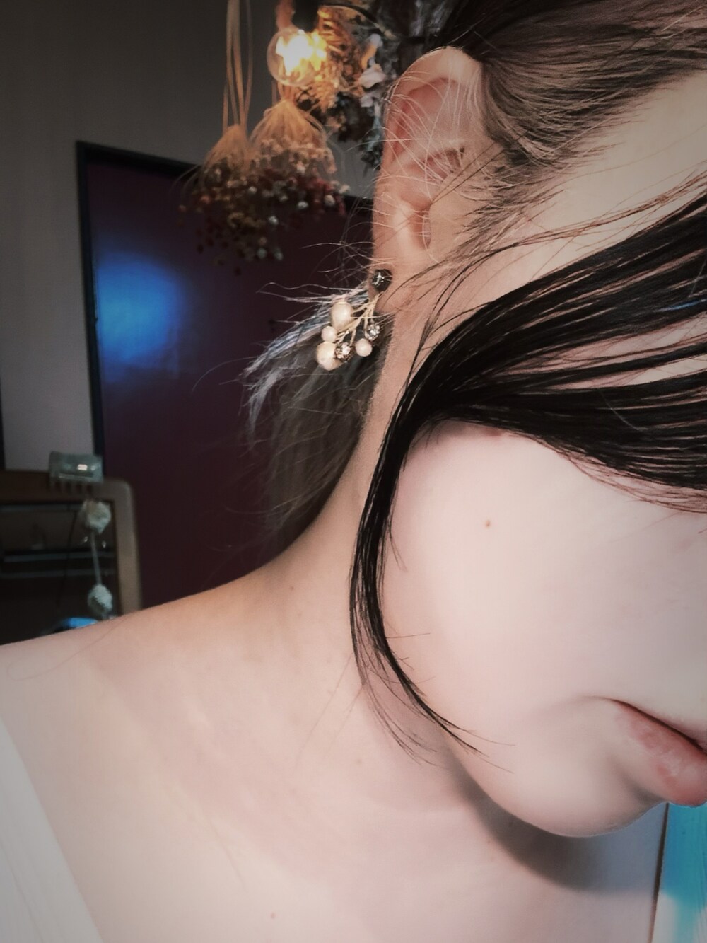 ブルー系のスラックス、ベージュ系のニット/セーター、ブルー系のジャケット/アウターを着用したレディースの冬コーディネートの3枚目の写真