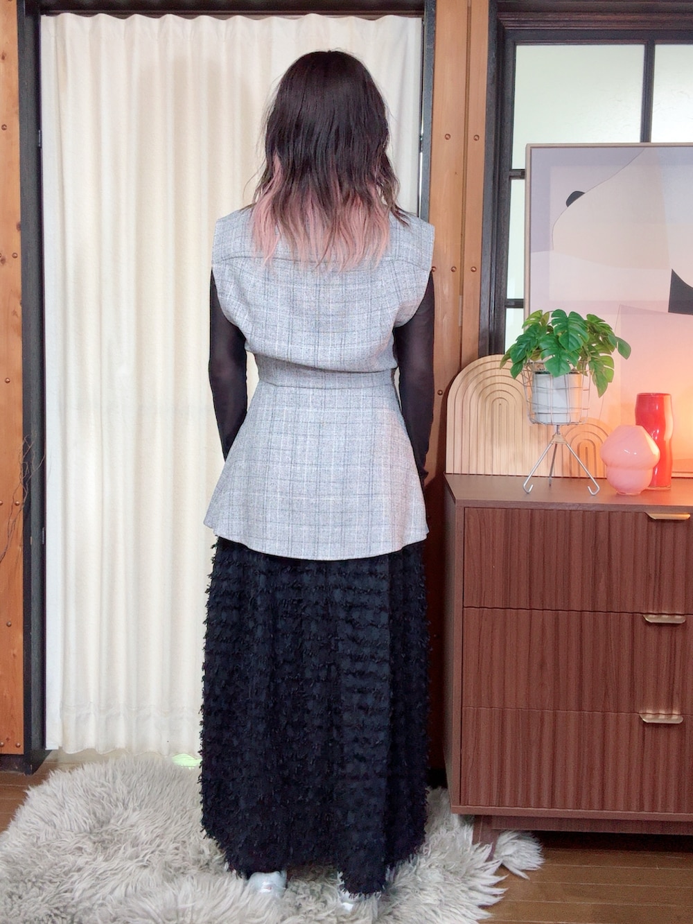 ブラック系のTシャツ/カットソー、ブラック系のワンピース、シルバー系のスニーカーを着用したレディースの夏コーディネートの2枚目の写真