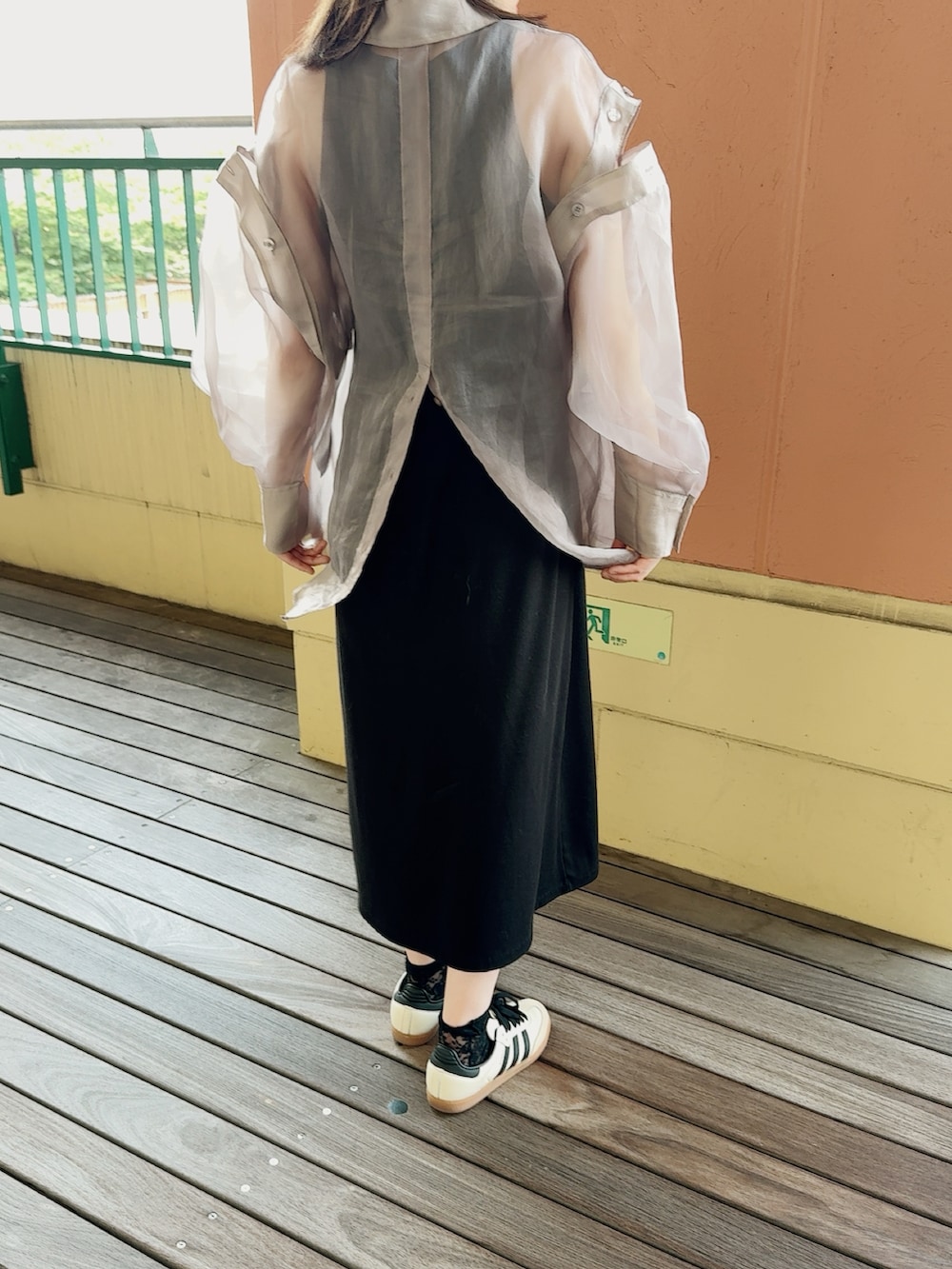「夏ルックで気分アップ、ノースリーブ、オトナカジュアル、シンプルスタイル、オトナ女子、ゆるコーデ、GU、snidel、adidas、アディダス」｜「adidasのサンバ OG / Samba OG / アディダスオリジナルス adidas Originals（スニーカー、ベージュ系）」を使った、小都ミクさん（レディース・157cm）の夏コーディネートの2枚目の写真