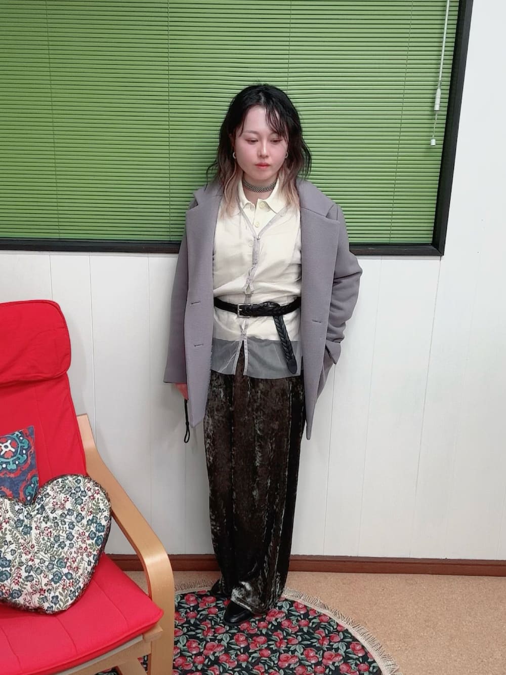 シルバー系のその他パンツ、グレー系のTシャツ/カットソー、イエロー系のニット/セーターを着用したレディースの冬コーディネートの2枚目の写真