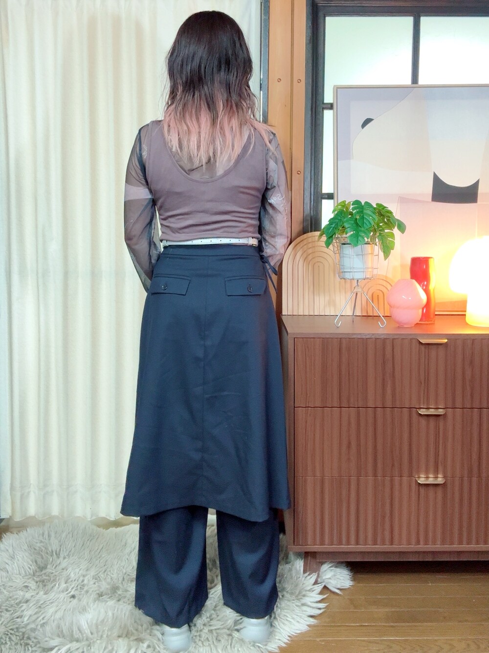 ブラウン系のタンクトップ、その他のTシャツ/カットソー、ブルー系のその他パンツを着用したレディースの夏コーディネートの2枚目の写真