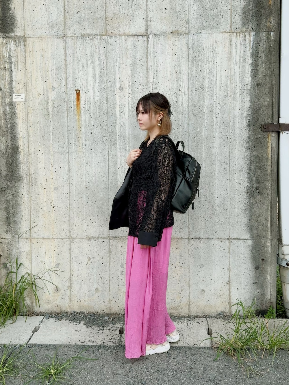 「夏ルックで気分アップ、パンツスタイル、ピンク、ブラック、ADAM ET ROPÉ、ROSE BUD、UNIQLO」｜「jouetieの【jouetie/ジュエティ】ライダース　ラージ　リュック　パソコン保護ポケット付き 通勤通学パソコンケース（バックパック/リュック、ブラック系）」を使った、小都ミクさん（レディース・157cm）の夏コーディネートの3枚目の写真