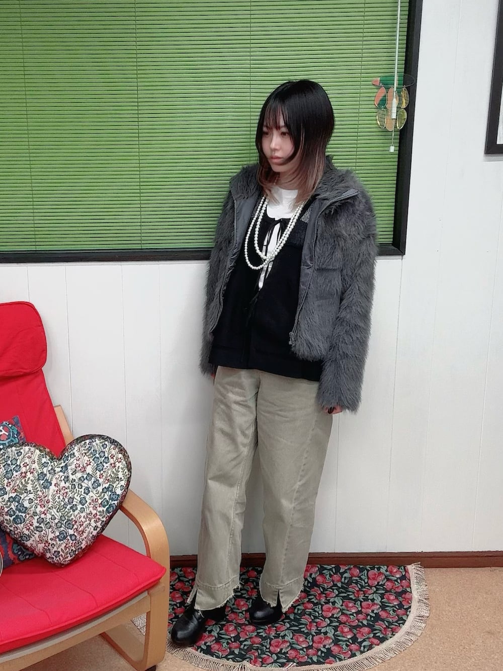 ベージュ系のデニムパンツ、ブラック系のカーディガン/ボレロ、グレー系のジャケット/アウターを着用したレディースの冬コーディネートの2枚目の写真