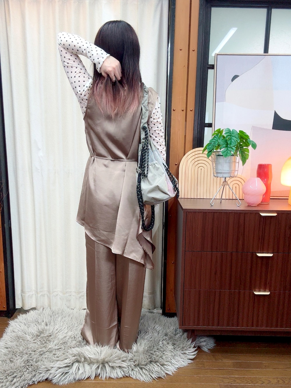 ベージュ系のシャツ/ブラウス、ベージュ系のその他パンツ、ベージュ系のショルダーバッグを着用したレディースの夏コーディネートの2枚目の写真