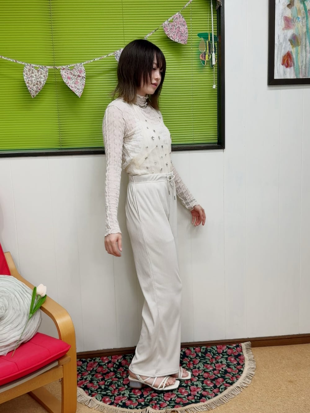 「casselini、maisonspecial、GU、GRL、夏ルックで気分アップ、オトナカジュアル、キレイめ、ビスチェ、プチプラ」｜「MAISON SPECIALのHalter Neck Bijou Bustier/ホルターネックビジュービスチェ【MAISON SPECIAL/メゾンスペシャル】（シャツ/ブラウス、ホワイト系）」を使った、小都ミクさん（レディース・157cm）の夏コーディネートの3枚目の写真