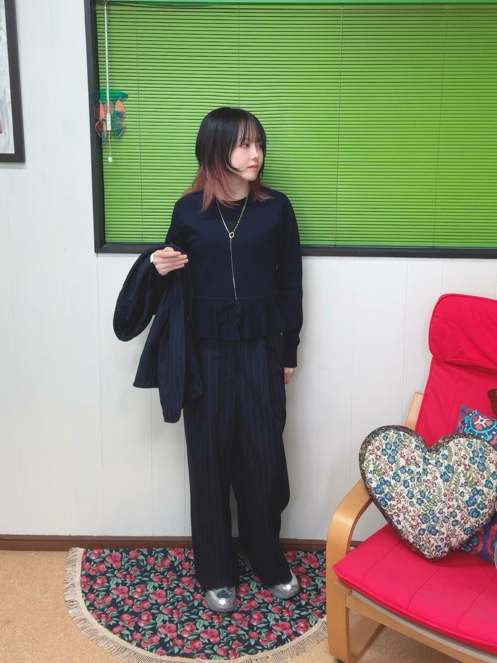 ブルー系のニット/セーター、ブルー系のテーラードジャケット、ブルー系のスラックスを着用したレディースの秋コーディネートの2枚目の写真