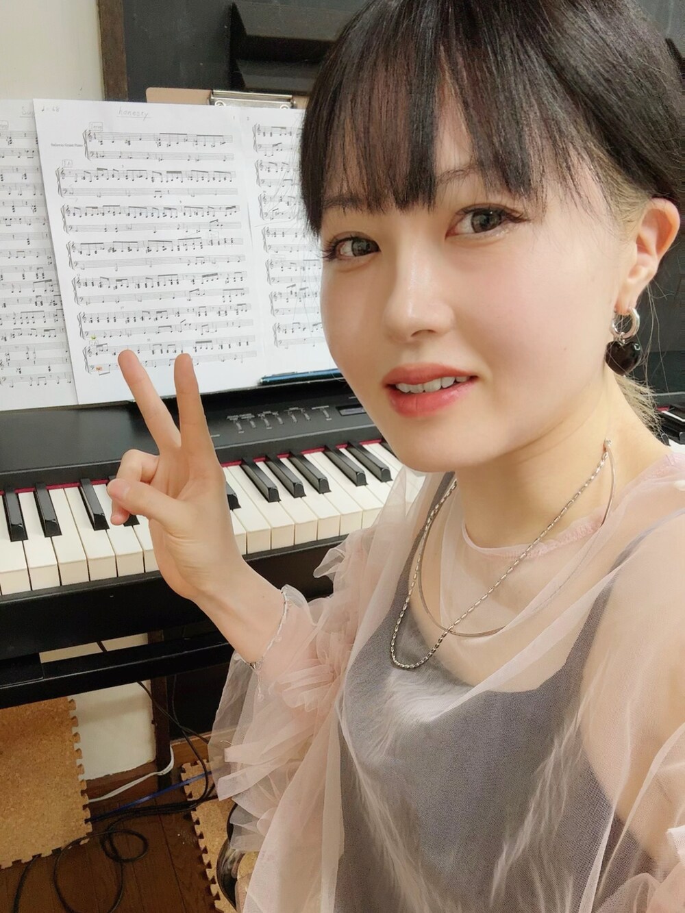 ピンク系のシャツ/ブラウス、ホワイト系のスカートを着用したレディースの秋コーディネートの2枚目の写真