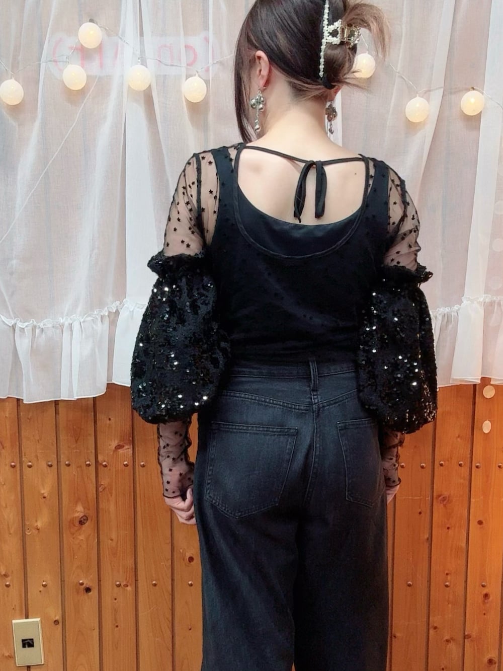ブラック系のTシャツ/カットソー、ブラック系のデニムパンツ、ブラック系のカーディガン/ボレロを着用したレディースの夏コーディネートの3枚目の写真
