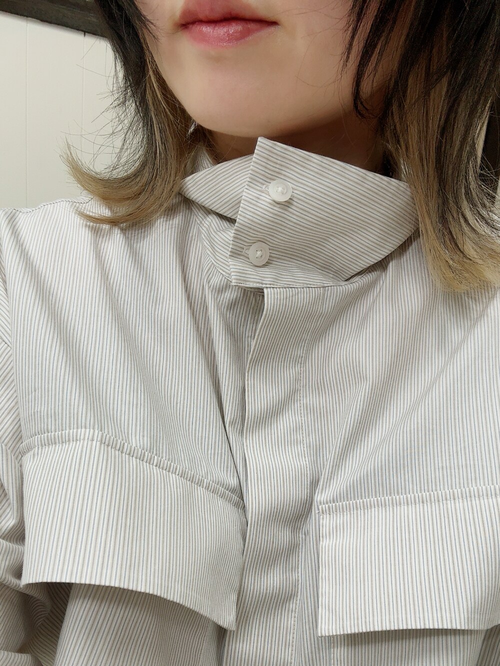 ベージュ系のシャツ/ブラウス、グレー系のスカートを着用したレディースの秋コーディネートの2枚目の写真