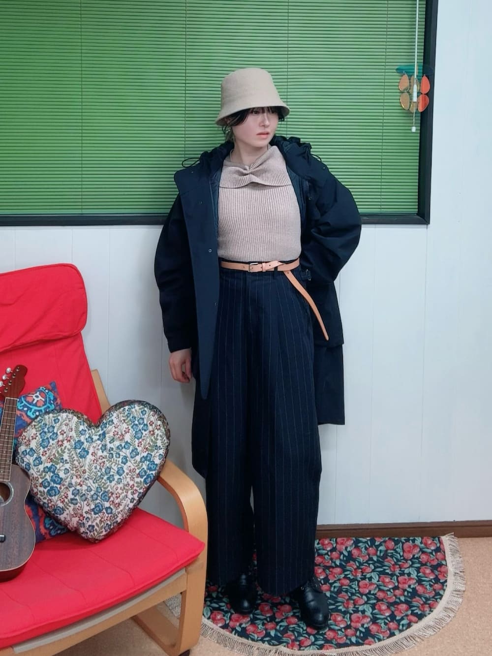 ブルー系のスラックス、ベージュ系のニット/セーター、ブルー系のジャケット/アウターを着用したレディースの冬コーディネートの2枚目の写真