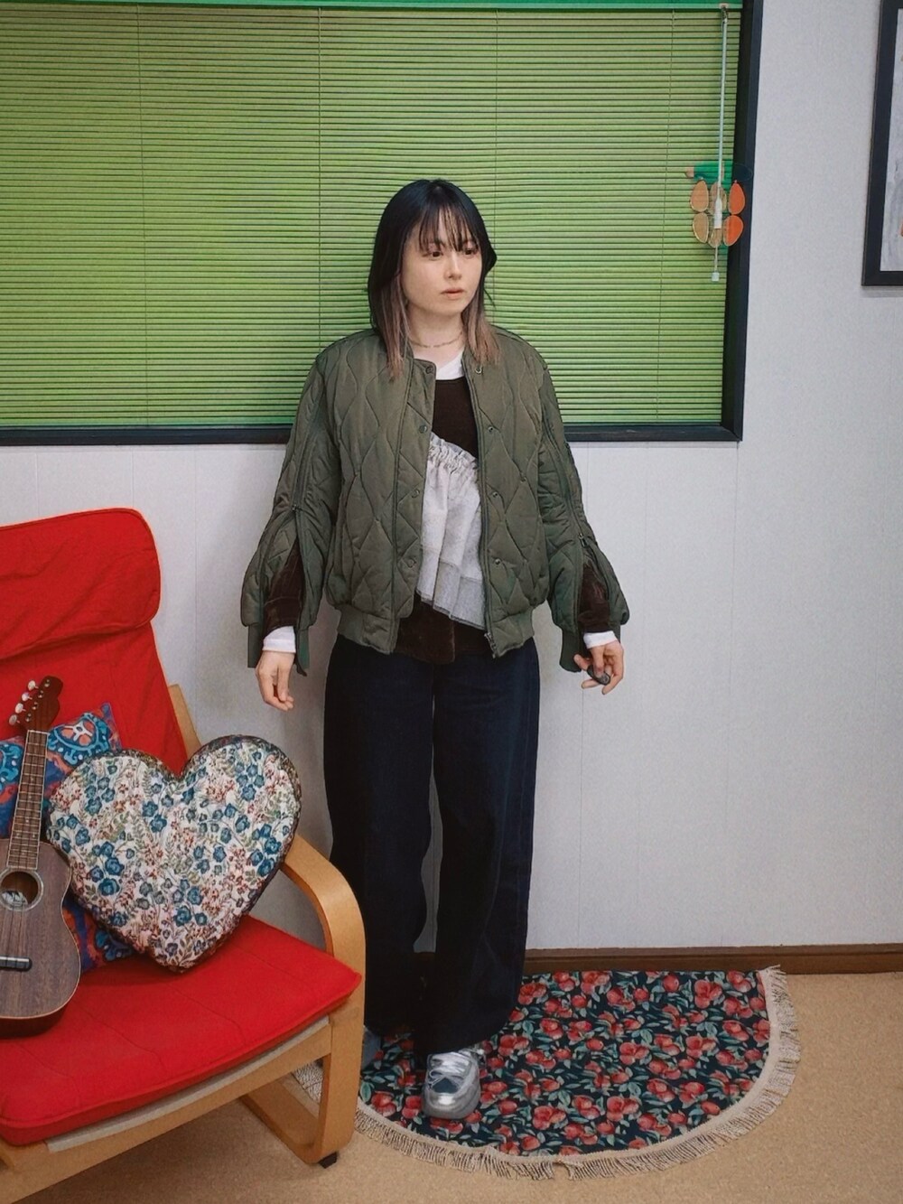 ホワイト系のキャミソール、ブラック系のデニムパンツ、シルバー系のシューズを着用したレディースの冬コーディネートの2枚目の写真