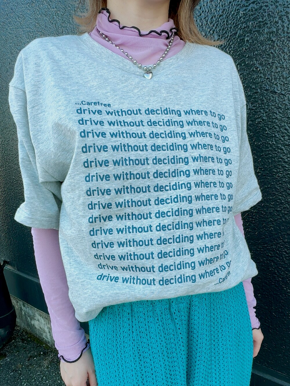 グレー系のTシャツ/カットソー、パープル系のTシャツ/カットソー、ブルー系のその他パンツを着用したレディースの夏コーディネートの3枚目の写真
