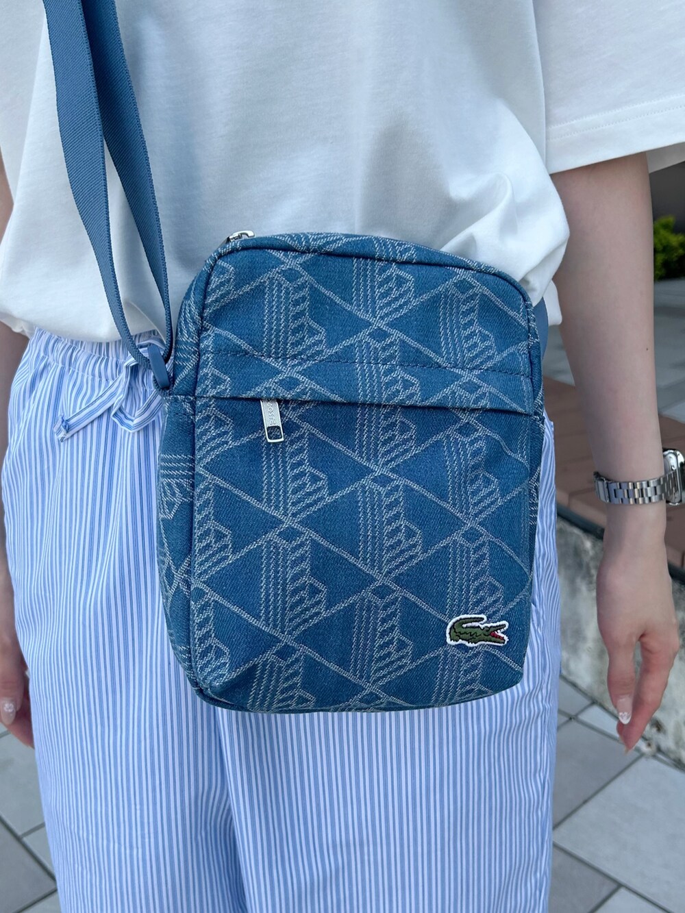 イエロー系のスニーカー、ブルー系のその他パンツ、ブルー系のショルダーバッグを着用したレディースの夏コーディネートの5枚目の写真
