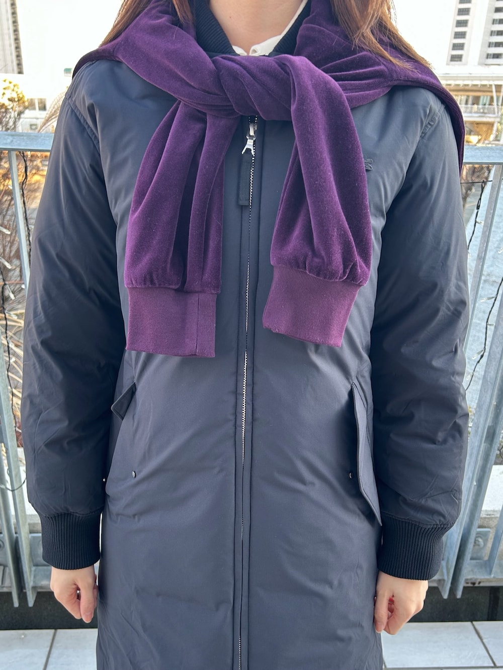 ブラック系のダウンジャケット/コート、ホワイト系のシャツ/ブラウス、ブルー系のポロシャツを着用したレディースの冬コーディネートの4枚目の写真