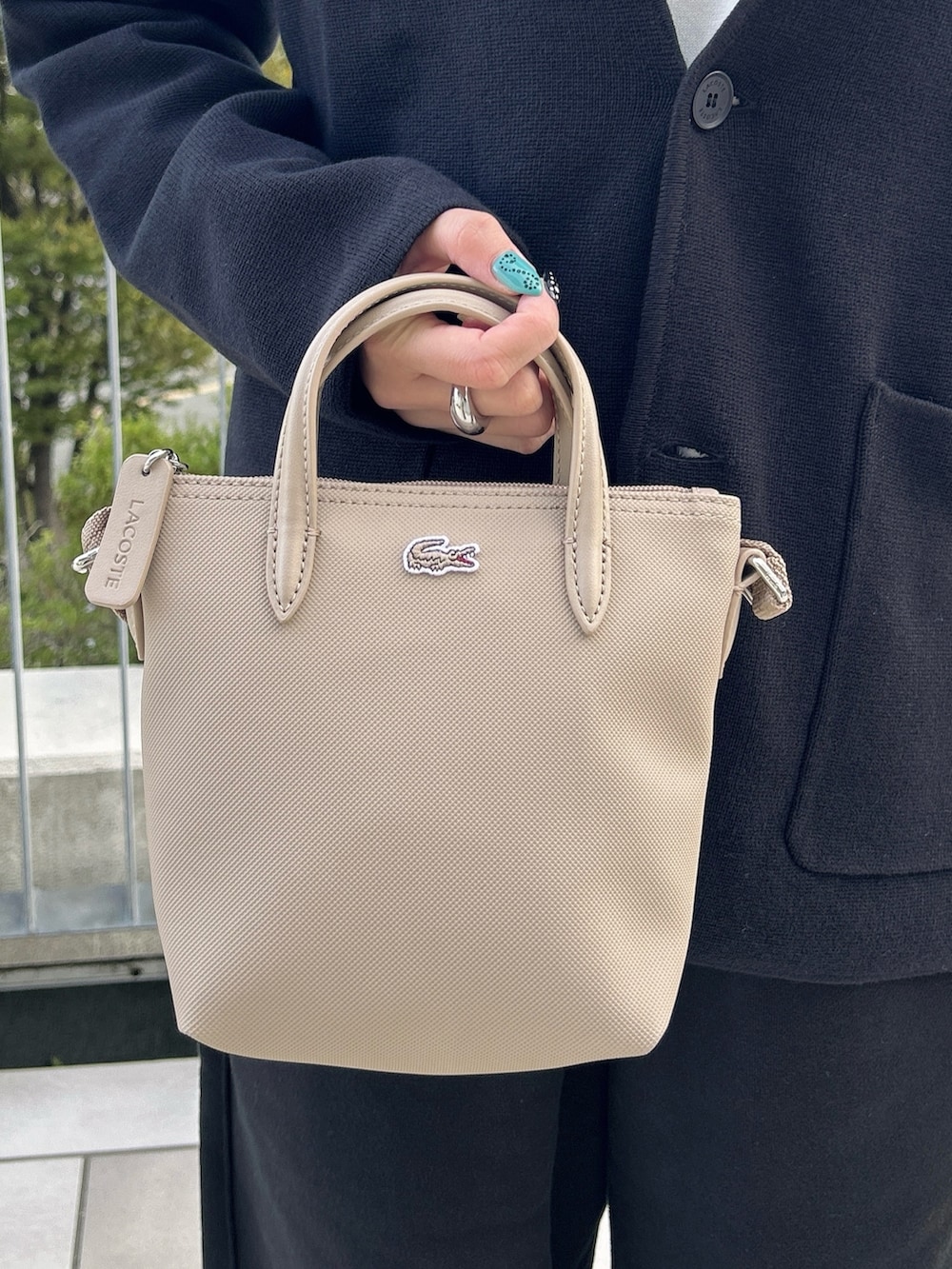 ブラック系のカーディガン/ボレロ、ベージュ系のトートバッグ、ブラック系のスウェットパンツを着用したレディースの秋コーディネートの4枚目の写真