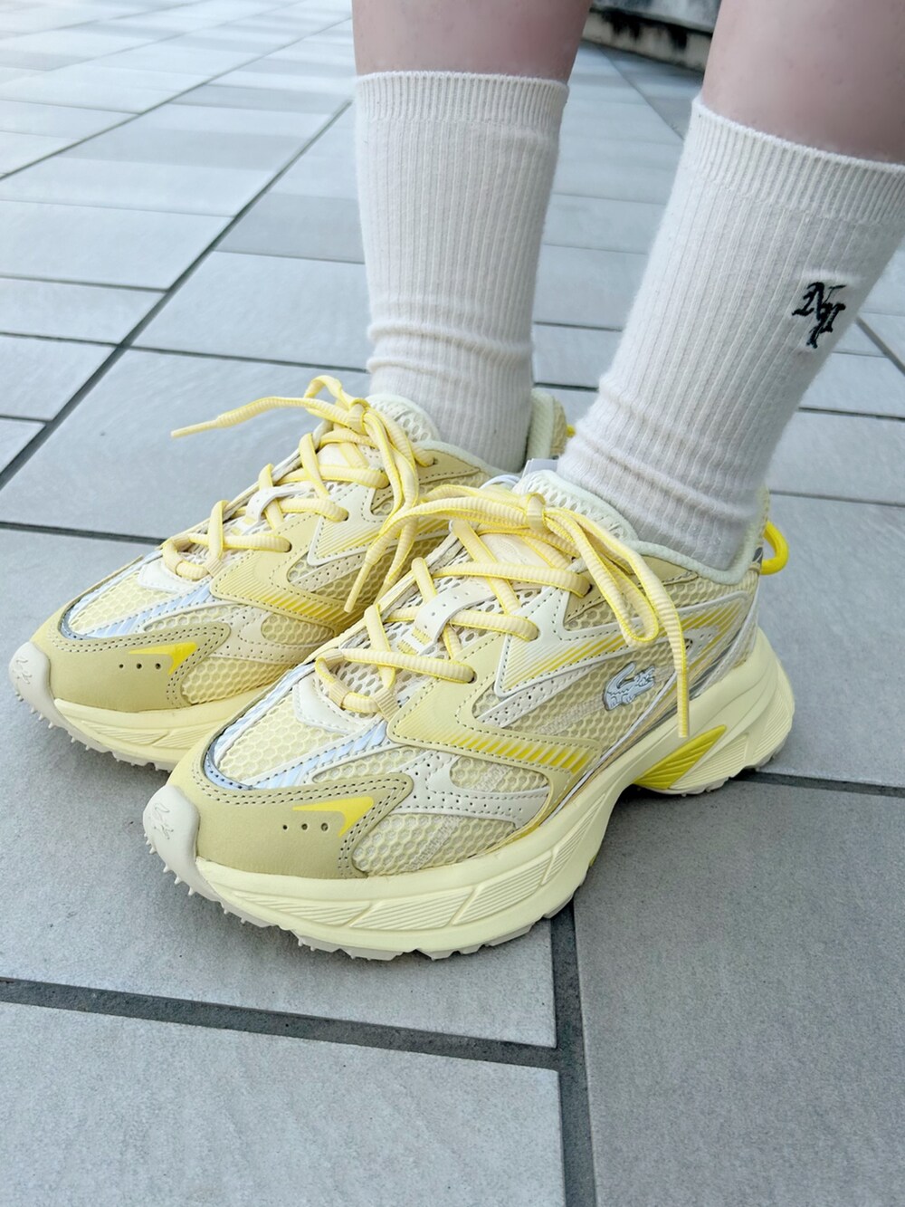 イエロー系のスニーカー、ブルー系のその他パンツ、ブルー系のショルダーバッグを着用したレディースの夏コーディネートの6枚目の写真
