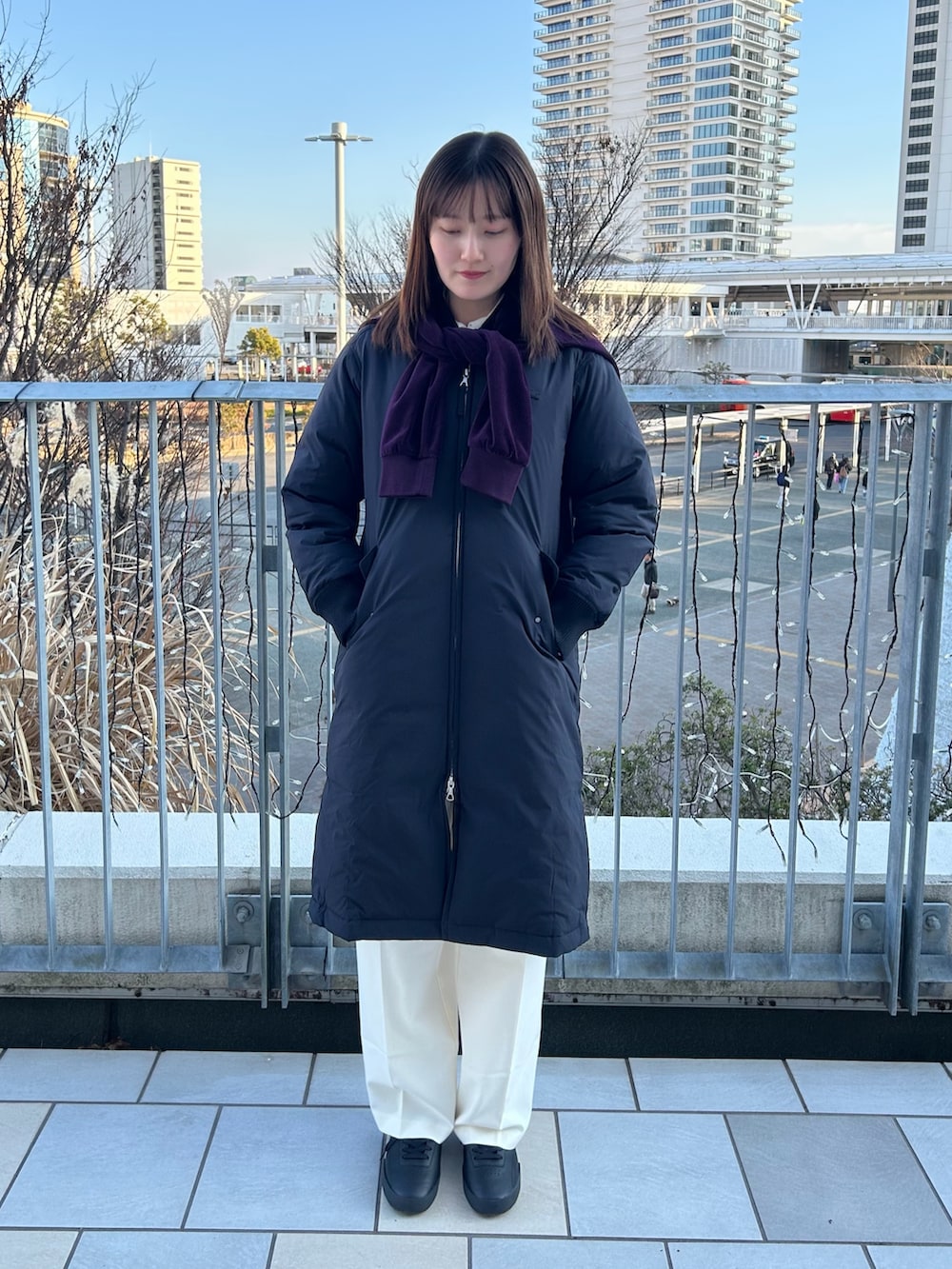 ブラック系のダウンジャケット/コート、ホワイト系のシャツ/ブラウス、ブルー系のポロシャツを着用したレディースの冬コーディネートの2枚目の写真