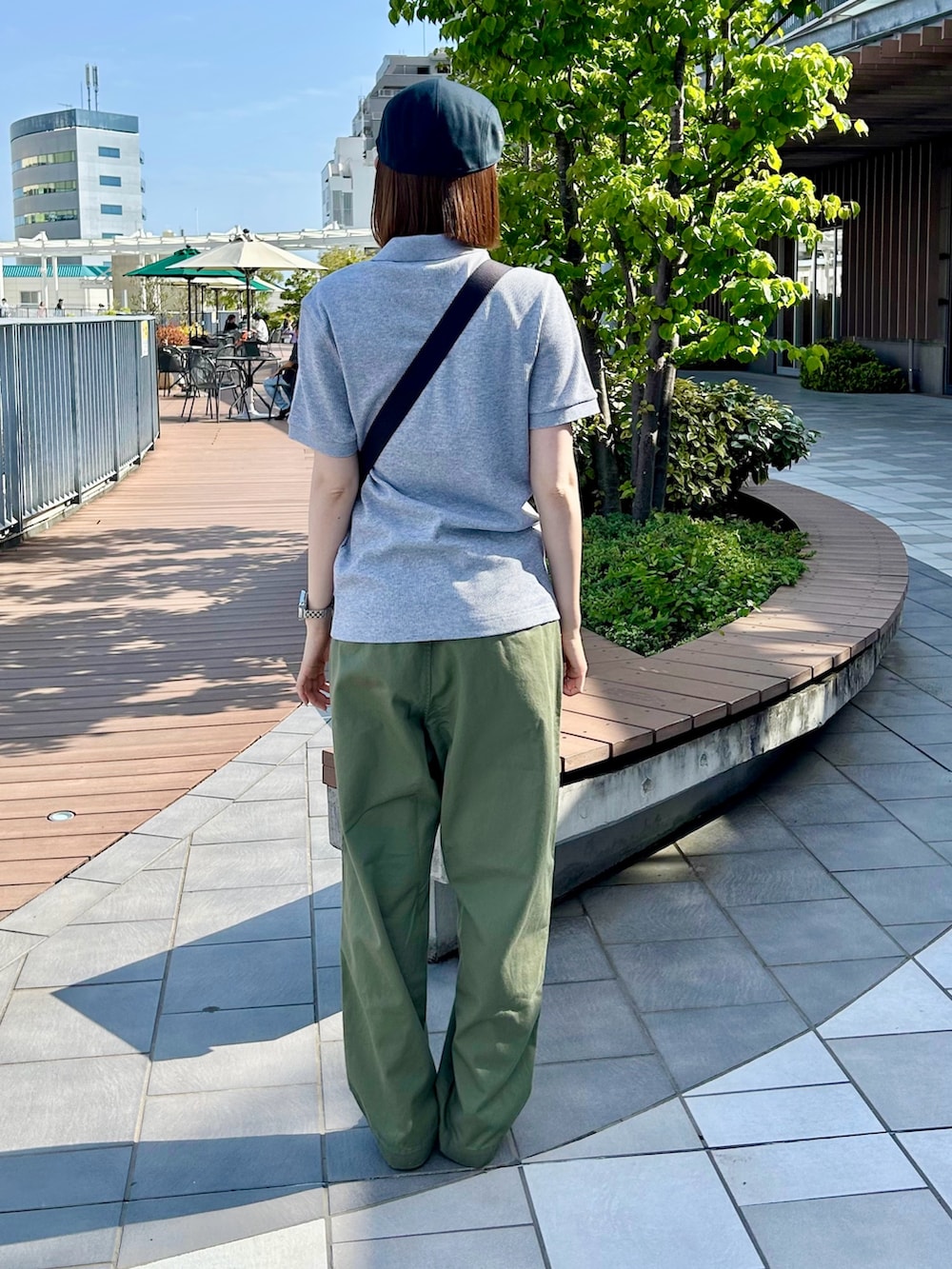 「ワイドパンツ、シンプルスタイル、ハンチング帽、ポロシャツ、メンズライク、カジュアルコーデ、ワッフル、グレー、カーキパンツ、チノパン」｜「LACOSTEのスクエアニットポロシャツ（ポロシャツ、グレー系）」を使った、Yuiさん（レディース・165cm）の春コーディネートの3枚目の写真