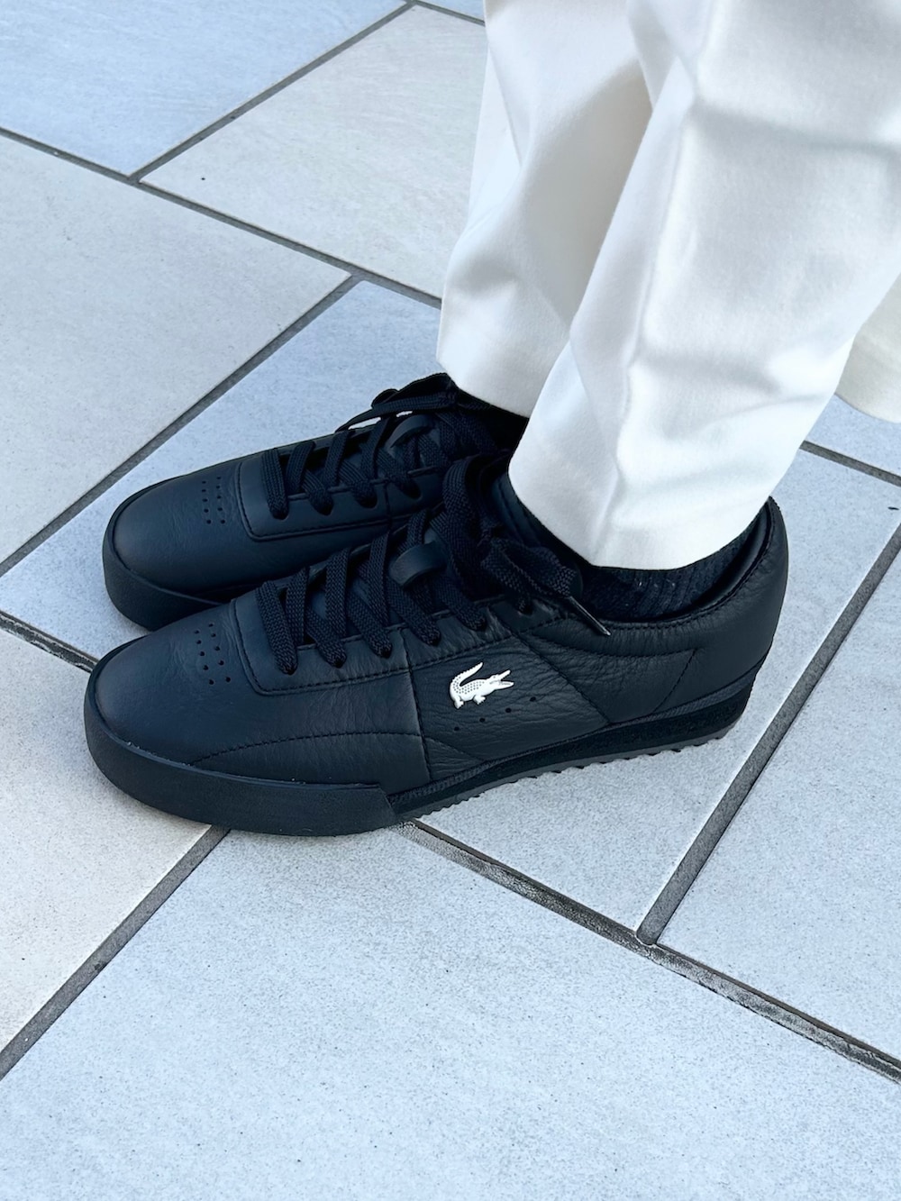 ブラック系のダウンジャケット/コート、ホワイト系のシャツ/ブラウス、ブルー系のポロシャツを着用したレディースの冬コーディネートの5枚目の写真