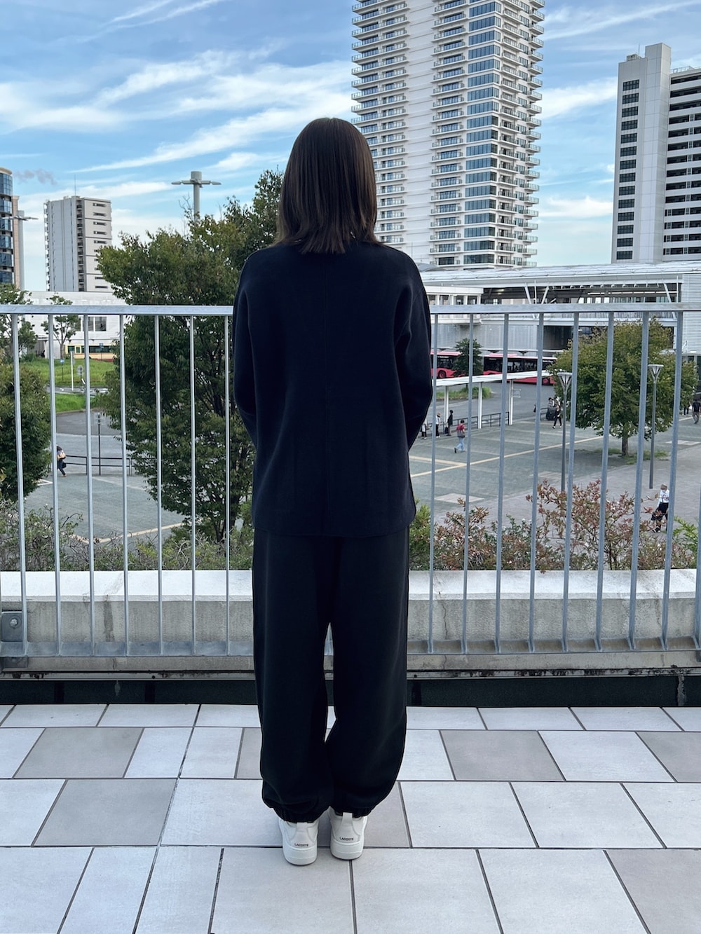 ブラック系のカーディガン/ボレロ、ベージュ系のトートバッグ、ブラック系のスウェットパンツを着用したレディースの秋コーディネートの2枚目の写真