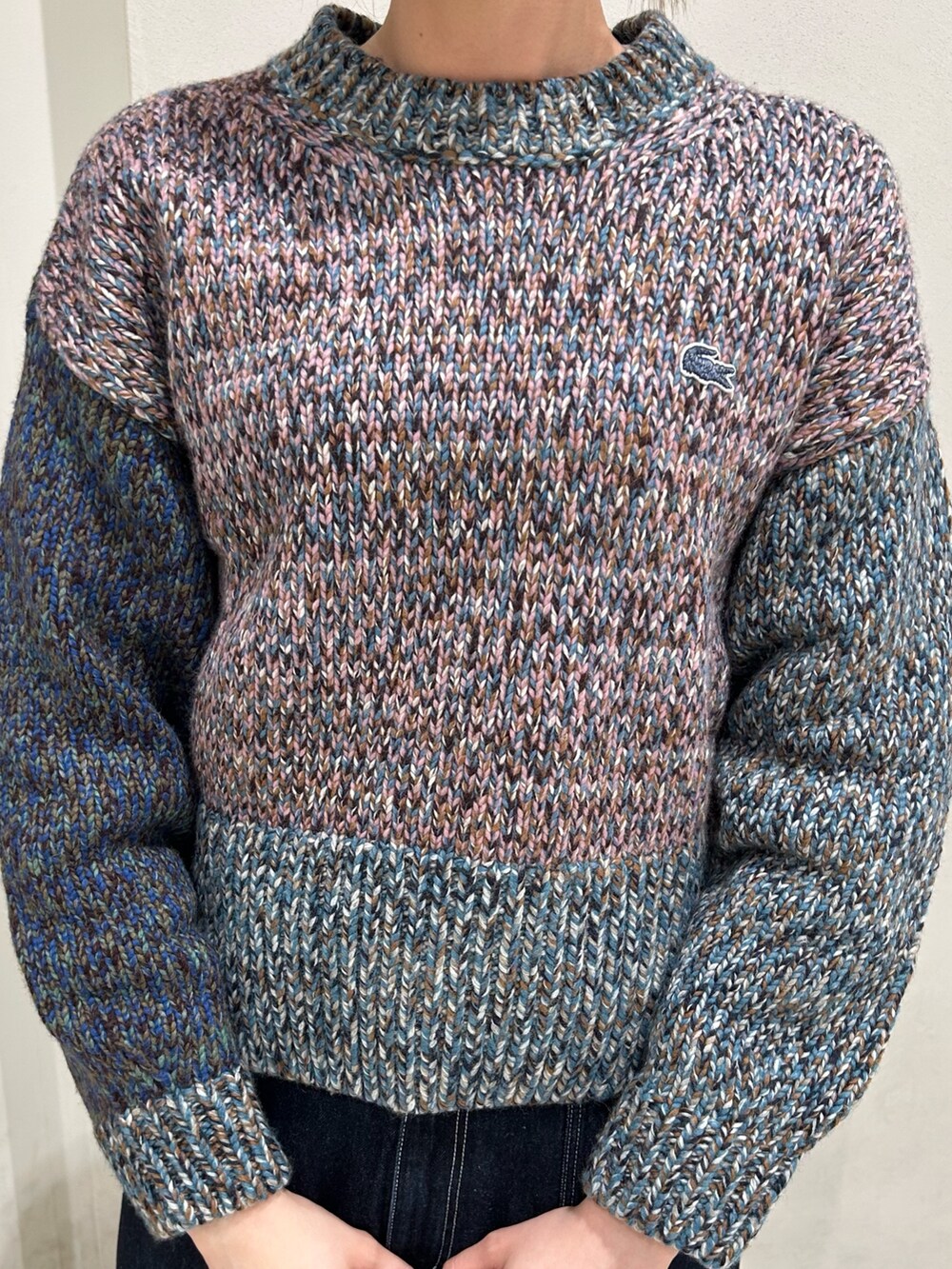 その他のニット/セーター、ブルー系のデニムスカート、ブラック系のトートバッグを着用したレディースの冬コーディネートの3枚目の写真