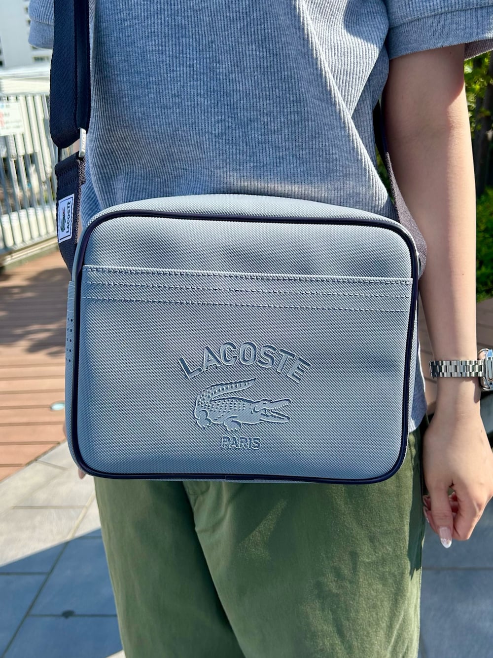 「ワイドパンツ、シンプルスタイル、ハンチング帽、ポロシャツ、メンズライク、カジュアルコーデ、ワッフル、グレー、カーキパンツ、チノパン」｜「LACOSTEのスクエアニットポロシャツ（ポロシャツ、グレー系）」を使った、Yuiさん（レディース・165cm）の春コーディネートの4枚目の写真