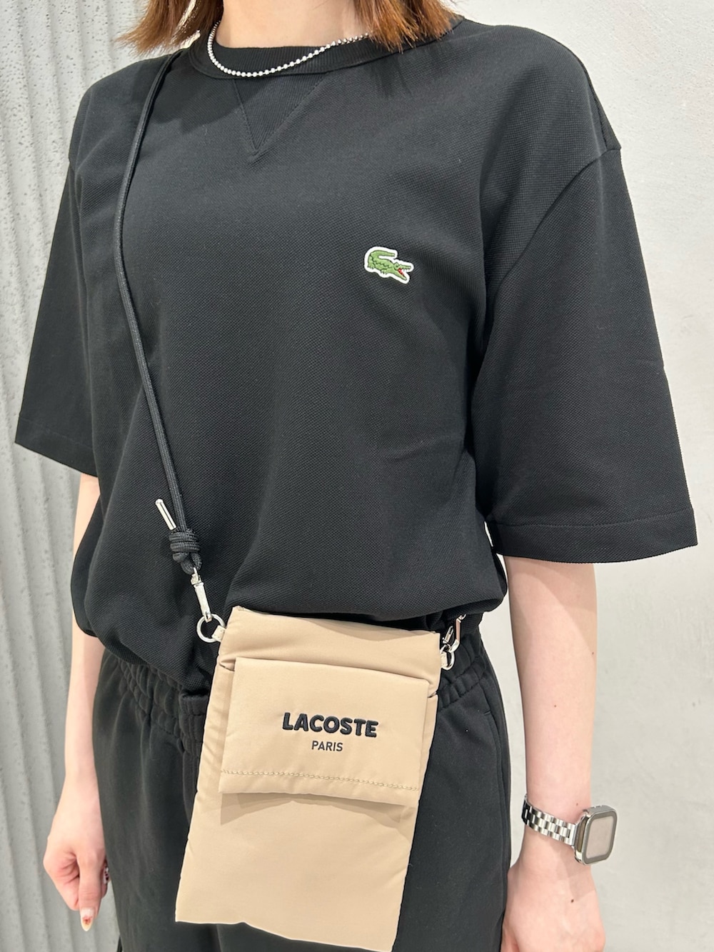 「モノトーン、カーゴパンツ、スポーツミックス、スニーカー、ブラックコーデ、シンプルスタイル、ゆるシルエット、Tシャツ、ラコステ、スウェットパンツ、スマホショルダー、オーバーサイズ、セットアップ、鹿の子素材」｜「LACOSTEのL.12.12アレンジ ガゼット付き鹿の子地 半袖Tシャツ（Tシャツ/カットソー、ブラック系）」を使った、Yuiさん（レディース・165cm）の秋コーディネートの3枚目の写真