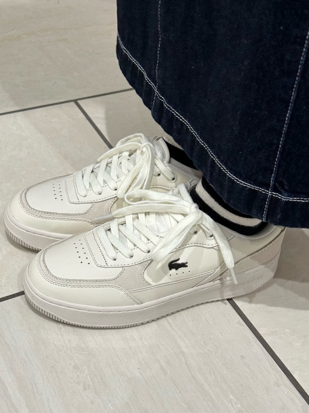 その他のニット/セーター、ブルー系のデニムスカート、ブラック系のトートバッグを着用したレディースの冬コーディネートの5枚目の写真