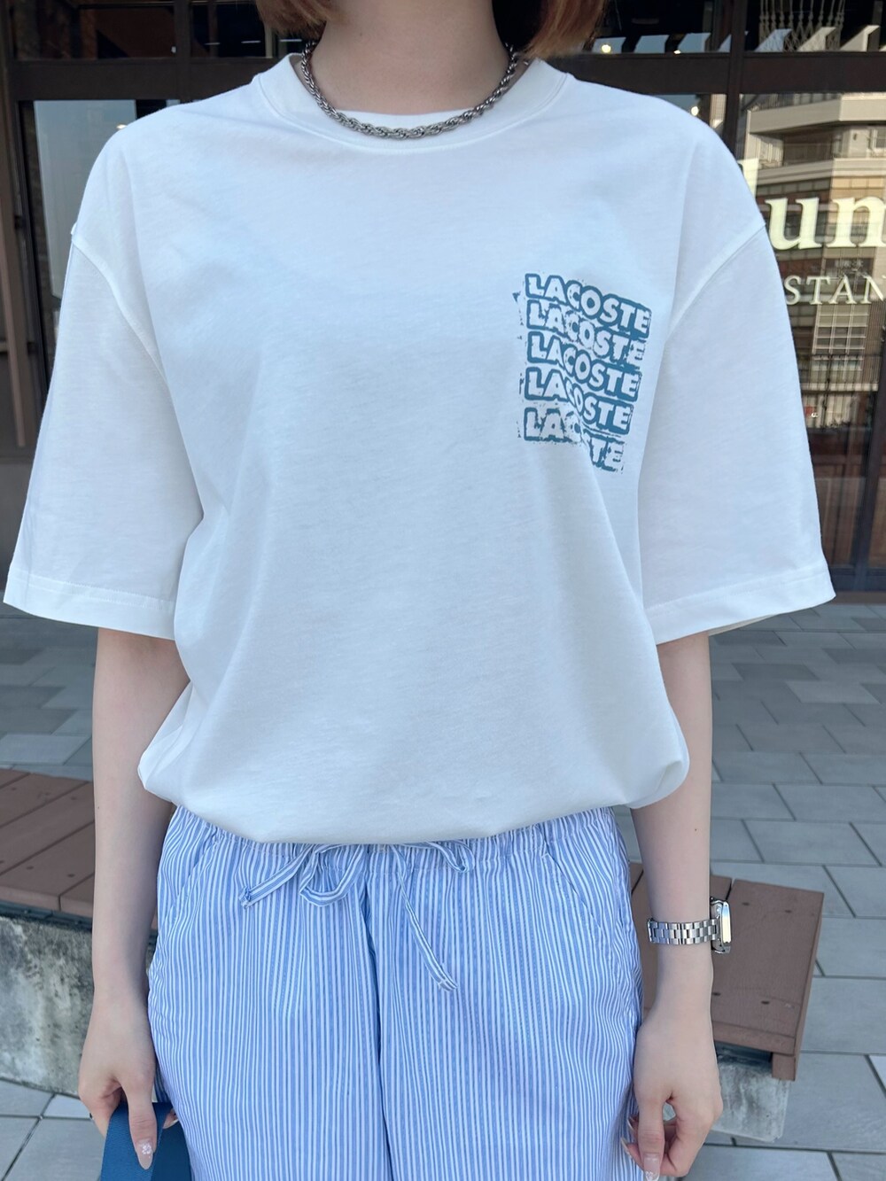 イエロー系のスニーカー、ブルー系のその他パンツ、ブルー系のショルダーバッグを着用したレディースの夏コーディネートの3枚目の写真