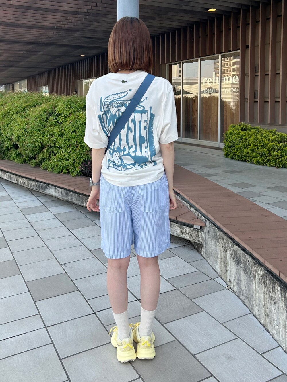 イエロー系のスニーカー、ブルー系のその他パンツ、ブルー系のショルダーバッグを着用したレディースの夏コーディネートの2枚目の写真