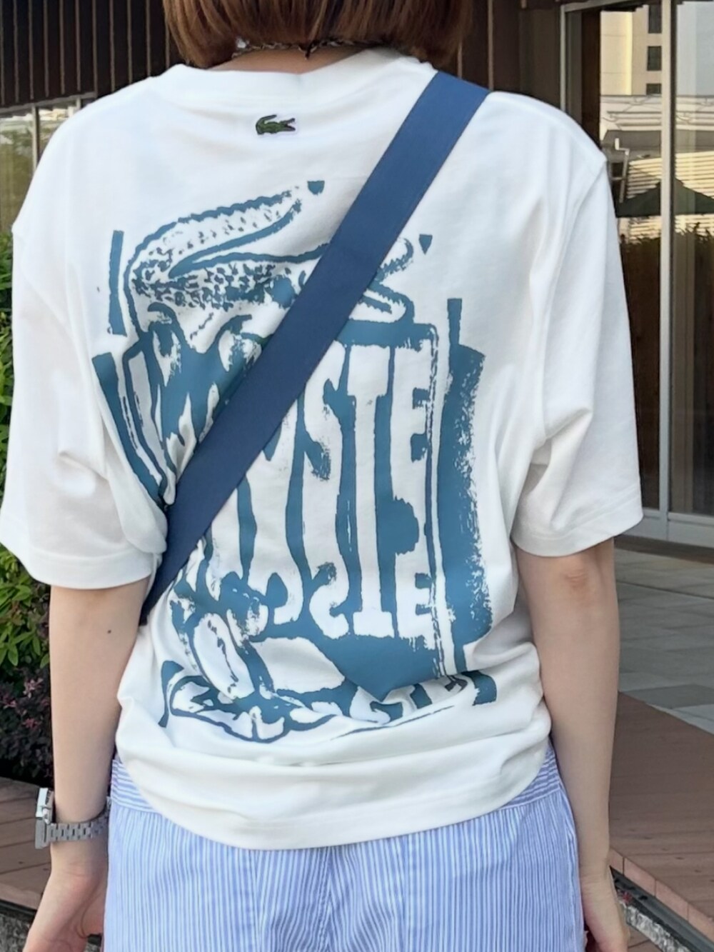 イエロー系のスニーカー、ブルー系のその他パンツ、ブルー系のショルダーバッグを着用したレディースの夏コーディネートの4枚目の写真