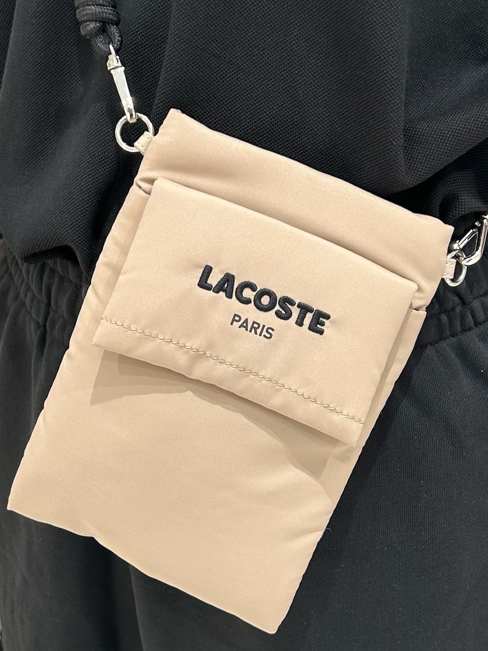 「モノトーン、カーゴパンツ、スポーツミックス、スニーカー、ブラックコーデ、シンプルスタイル、ゆるシルエット、Tシャツ、ラコステ、スウェットパンツ、スマホショルダー、オーバーサイズ、セットアップ、鹿の子素材」｜「LACOSTEのL.12.12アレンジ ガゼット付き鹿の子地 半袖Tシャツ（Tシャツ/カットソー、ブラック系）」を使った、Yuiさん（レディース・165cm）の秋コーディネートの5枚目の写真
