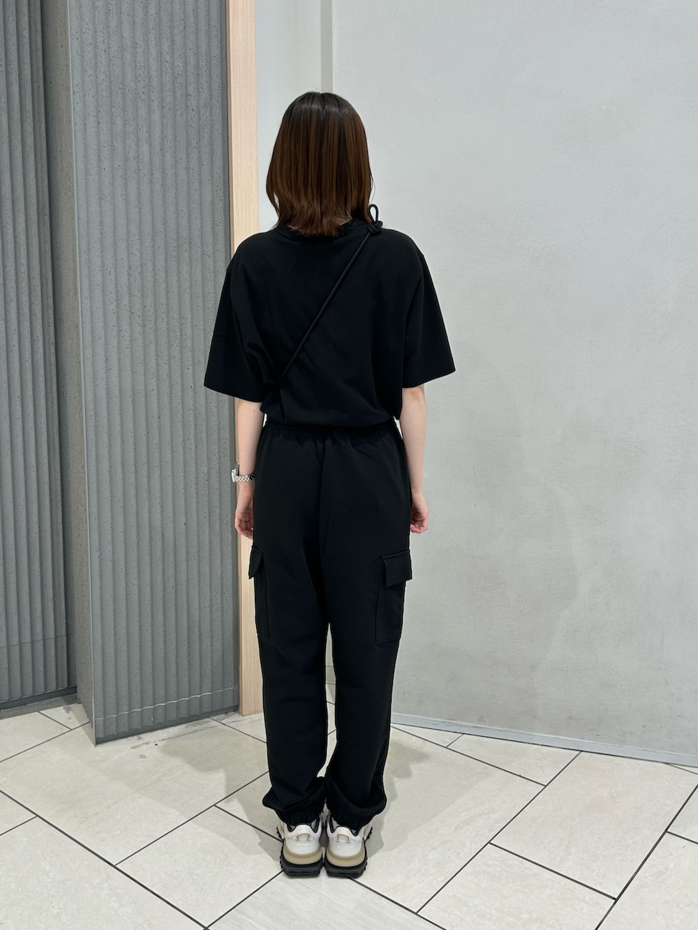 「モノトーン、カーゴパンツ、スポーツミックス、スニーカー、ブラックコーデ、シンプルスタイル、ゆるシルエット、Tシャツ、ラコステ、スウェットパンツ、スマホショルダー、オーバーサイズ、セットアップ、鹿の子素材」｜「LACOSTEのL.12.12アレンジ ガゼット付き鹿の子地 半袖Tシャツ（Tシャツ/カットソー、ブラック系）」を使った、Yuiさん（レディース・165cm）の秋コーディネートの2枚目の写真