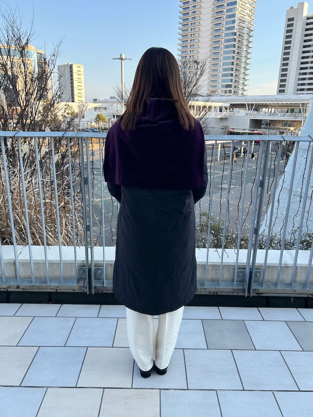 ブラック系のダウンジャケット/コート、ホワイト系のシャツ/ブラウス、ブルー系のポロシャツを着用したレディースの冬コーディネートの3枚目の写真