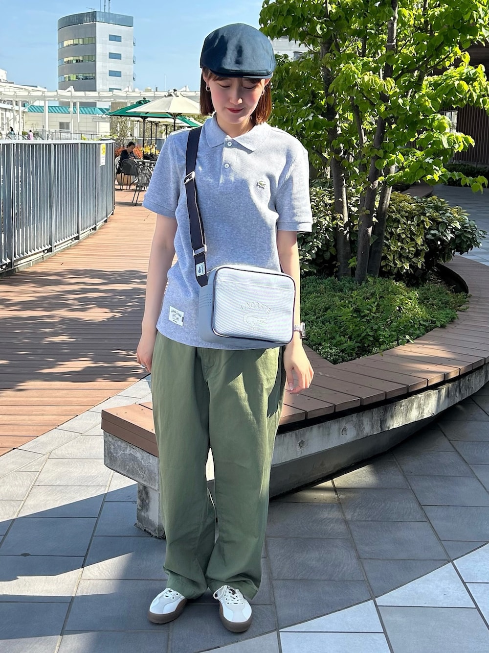 「ワイドパンツ、シンプルスタイル、ハンチング帽、ポロシャツ、メンズライク、カジュアルコーデ、ワッフル、グレー、カーキパンツ、チノパン」｜「LACOSTEのスクエアニットポロシャツ（ポロシャツ、グレー系）」を使った、Yuiさん（レディース・165cm）の春コーディネートの2枚目の写真