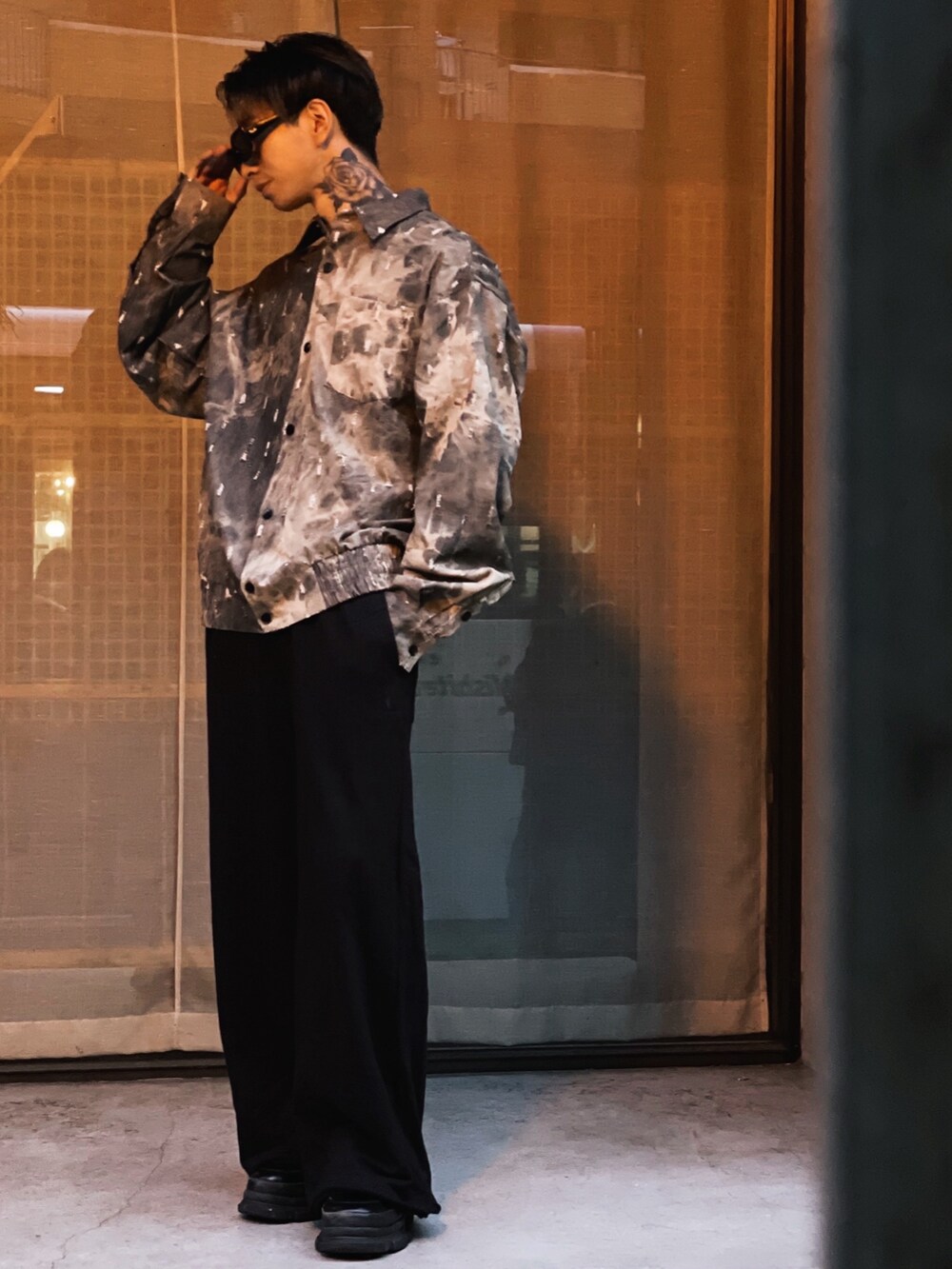 「柄シャツ、サングラス、ワイドパンツ、いいね、save、フォローお願いします🤑、スウェット、ootd、お出かけコーデ、シャツスタイル」｜「ANDRAPの【ZOZOTOWN限定】ANDRAP/アンドラップ/SWEAT PANTS/スウェットパンツ（スウェットパンツ、ブラック系）」を使った、u.shojiroさん（メンズ・172cm）の春コーディネートの2枚目の写真