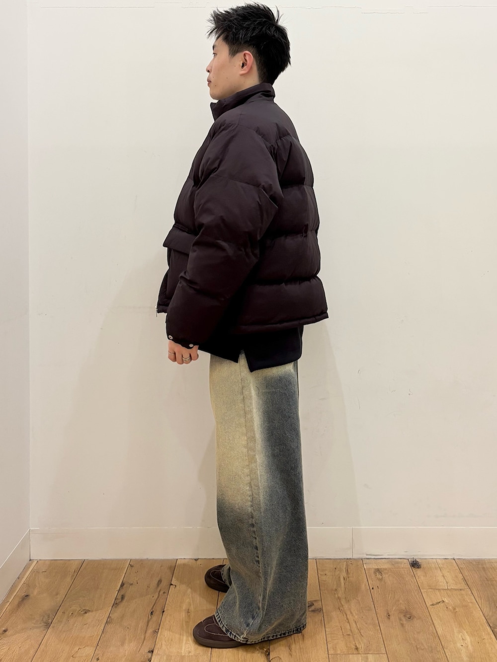 ブラック系のTシャツ/カットソー、ブルー系のデニムパンツ、パープル系のブルゾンを着用したメンズの冬コーディネートの3枚目の写真