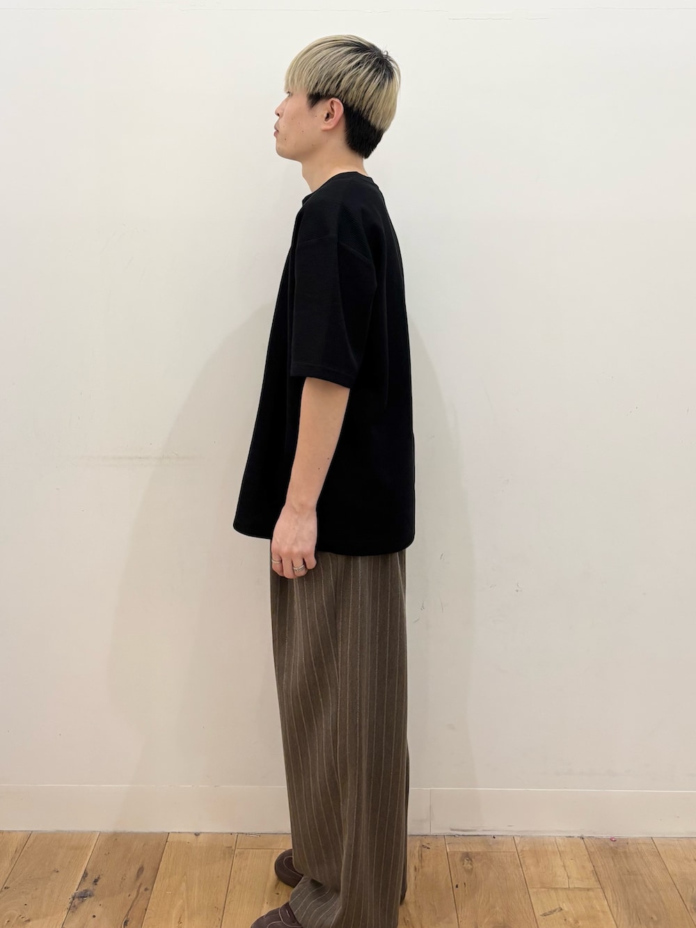 ブラック系のTシャツ/カットソー、ブラウン系のその他パンツを着用したメンズの夏コーディネートの2枚目の写真